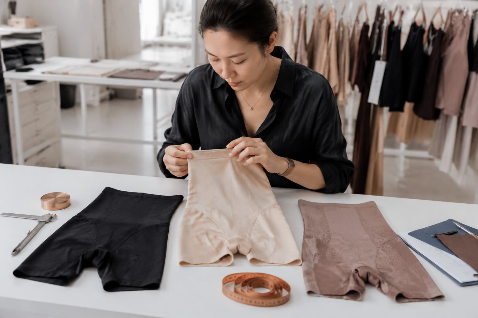 Shapewear-Stoff: GSM, Stretch und Rücksprung prüfen