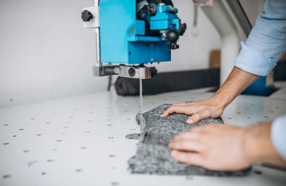 Maschineller Zuschnitt elastischer Materialien für Shapewear