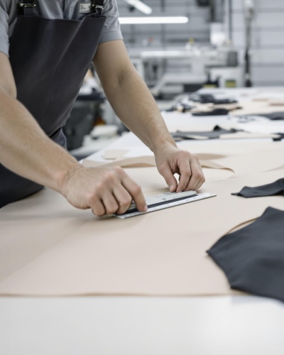 Manueller Zuschnitt eines elastischen Materials für Shapewear
