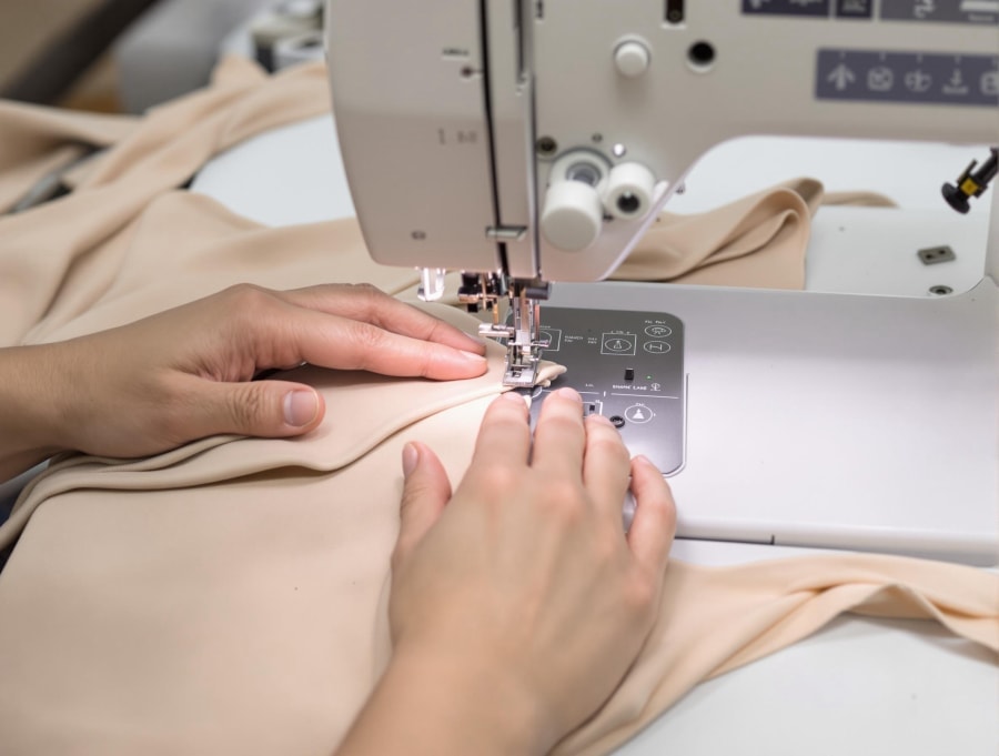 Nähen eines Shapewear-Musters an einer Industrienähmaschine