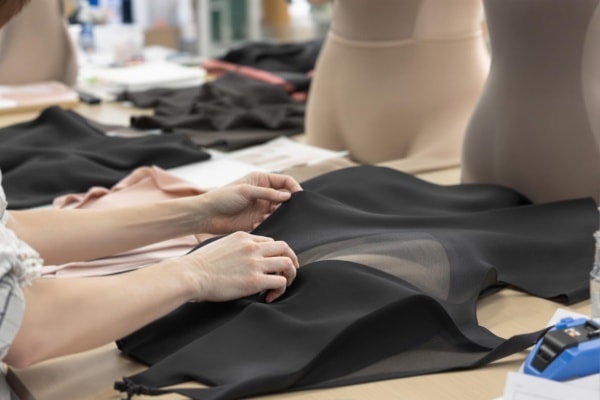 Sichtprüfung eines schwarzen Shapewear-Produkts