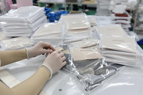 Kontrolle verpackter Shapewear-Produkte vor dem Versand
